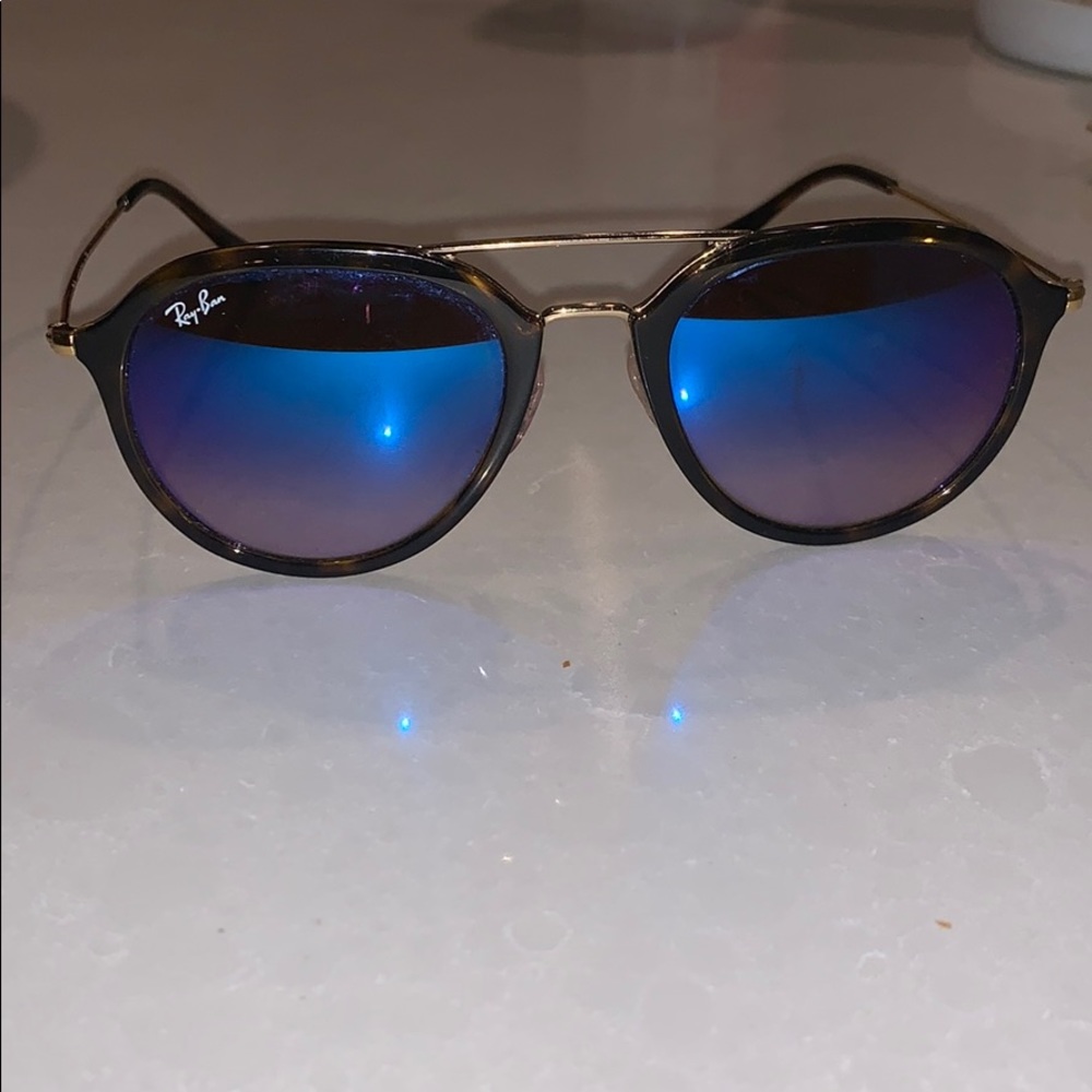 Blue mirrored lens ray bans